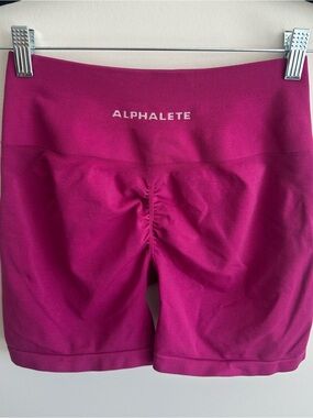 Alphalete Women's Magenta Scrunch-Back Bike Shorts